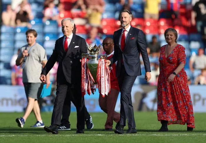 Ông chủ Stan Kroenke cùng con trai Josh Kroenke rước cúp vô địch Premier League ra sân, trước lễ trao cúp cho Arsenal.