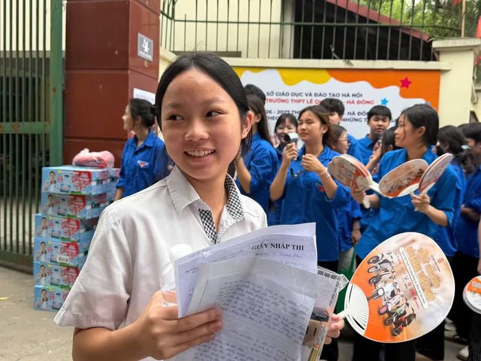 Học sinh rời điểm thi