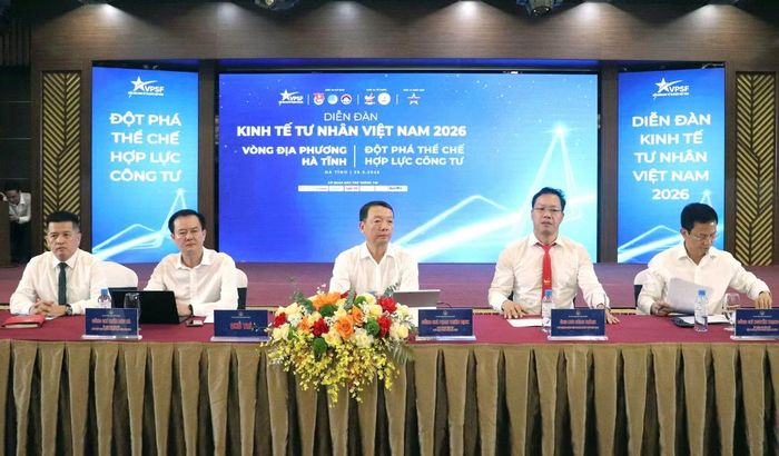 Lãnh đạo tỉnh, Hội Doanh nhân trẻ Việt Nam tham gia phiên đối thoại tại chương trình.