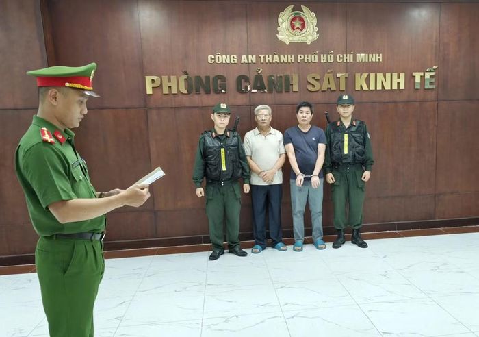 Hai đối tượng bị khởi tố liên quan đến thuốc Đông y trái phép.