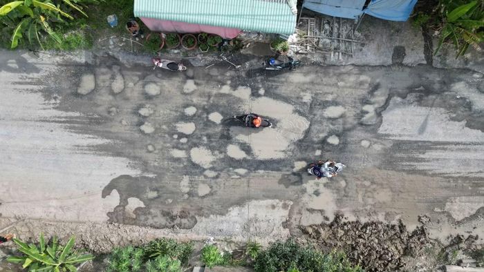 Tuyến đường Ninh Quới - Ngan Dừa từng được kỳ vọng là “đòn bẩy” phát triển kinh tế xã hội của vùng nông thôn mới của địa phương, nhưng sau 6 năm khởi công nâng cấp vẫn ì ạch, để lại nỗi bức xúc trong dân.