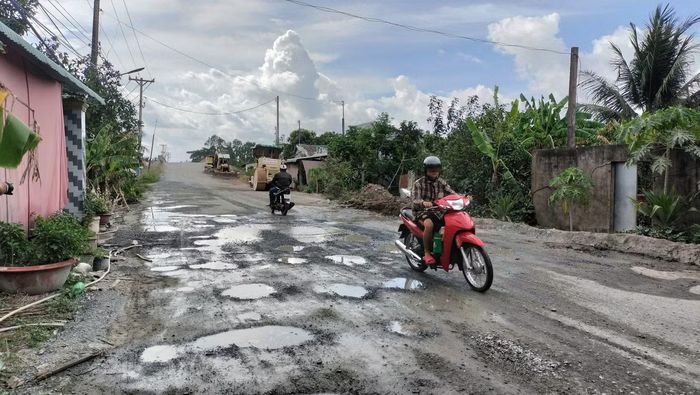 Các tài xế thường xuyên lưu thông qua tuyến đường này đều ngao ngán khi mặt đường thi công dở dang, nhiều ổ gà, ổ voi. Đặc biệt trong mùa mưa, tình trạng ngập nước diễn ra thường xuyên, tạo nên những "cái bẫy" nguy hiểm, khiến nhiều xe bị ngã.