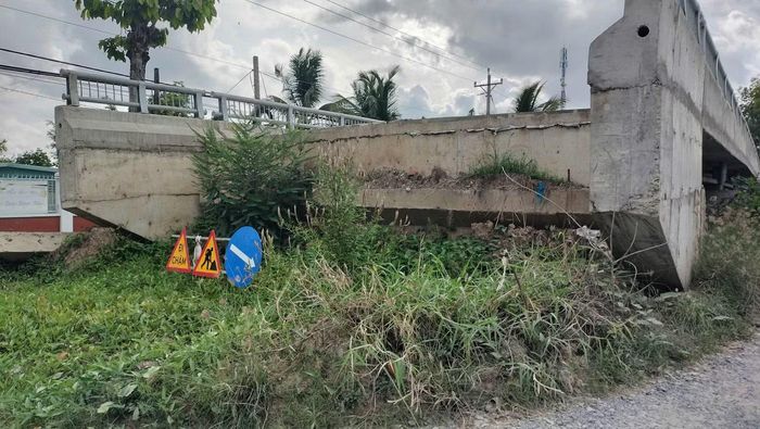 Tuyến đường Ninh Quới - Ngan Dừa có tổng mức đầu tư hơn 271 tỷ đồng, dài 10,9km, đi qua xã Ninh Quới và Hồng Dân (tỉnh Cà Mau), được khởi công từ năm 2019, đến nay nhưng vẫn chưa hoàn thành.