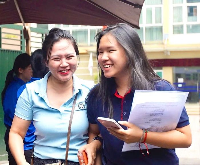 Thí sinh bước vào môn thi thứ hai Kỳ thi tuyển sinh lớp 10 Hà Nội (ảnh: Duy Phạm).
