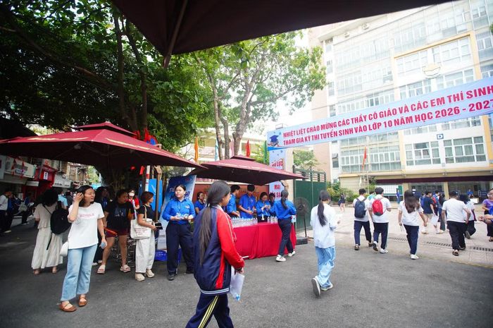 Sáng nay (30/5), gần 124.000 thí sinh Hà Nội bước vào ngày thi đầu tiên kỳ thi tuyển sinh lớp 10 THPT. Đây được xem là kỳ thi có áp lực hơn thi đại học vì tỷ lệ cạnh tranh vào các trường công lập tại Thủ đô ở mức cao.
