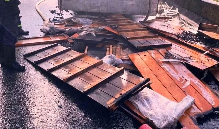 Hàng hóa trên xe bị hư hỏng nặng. Ảnh: CTV