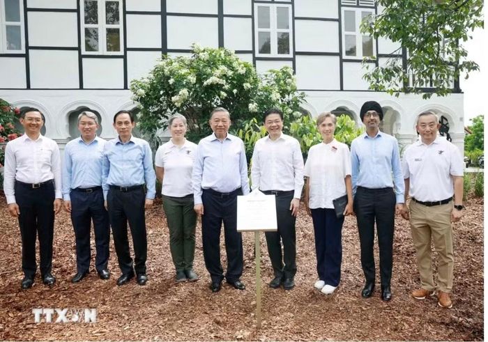 Tổng Bí thư, Chủ tịch nước Tô Lâm cùng Thủ tướng Singapore Lawrence Wong trồng cây tại Vườn Bách thảo Singapore. Ảnh: TTXVN