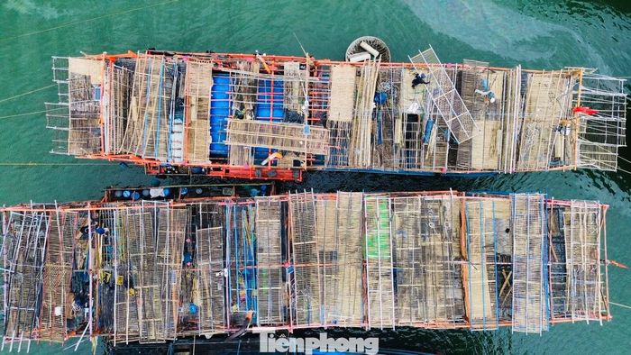 Từ "phần đất" được chia, mỗi ngư dân sẽ cột thêm dàn phơi ra hai bên thân tàu để tăng diện tích phơi mực.
