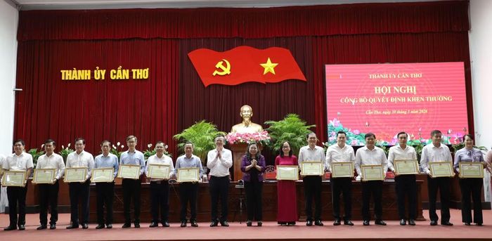 Chủ tịch UBND TP. Cần Thơ tặng bằng khen cho 14 tập thể và 43 cá nhân có thành tích tiêu biểu trong triển khai, vận hành mô hình chính quyền địa phương 2 cấp. Ảnh: Nhật Huy.