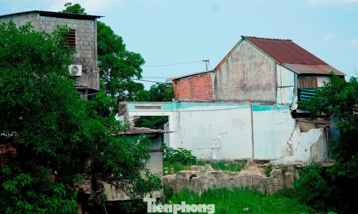  Trước thực trạng trên, Ban QLDA Đầu tư xây dựng khu vực 1 TP. Huế tiếp tục phối hợp với UBND phường Phú Xuân rà soát từng hồ sơ, bổ sung chính sách và tháo gỡ các vướng mắc phát sinh. Đối với các trường hợp đã đủ điều kiện nhưng chậm bàn giao mặt bằng, chính quyền địa phương tiếp tục vận động, đối thoại để tạo đồng thuận. Mới đây, UBND phường Phú Xuân cũng xây dựng kế hoạch cưỡng chế thu hồi đất đối với một số hộ dân tại khu vực Eo Bầu đã nhận tiền bồi thường, bố trí tái định cư nhưng chưa chấp hành bàn giao mặt bằng. 