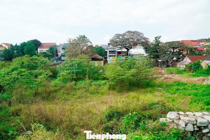 Riêng khu vực Eo Bầu - nơi được xem là “điểm nghẽn” lớn nhất của dự án - hiện vẫn còn hàng chục trường hợp chưa bàn giao mặt bằng. Trong số này có nhiều hồ sơ liên quan người Việt Nam định cư ở nước ngoài, thiếu giấy tờ hoặc chưa phối hợp cung cấp hồ sơ để hoàn thiện thủ tục tái định cư. Một số trường hợp đang được rà soát lại chính sách bồi thường do trước đây phê duyệt chưa đầy đủ hoặc phát sinh tranh chấp, khiếu kiện.