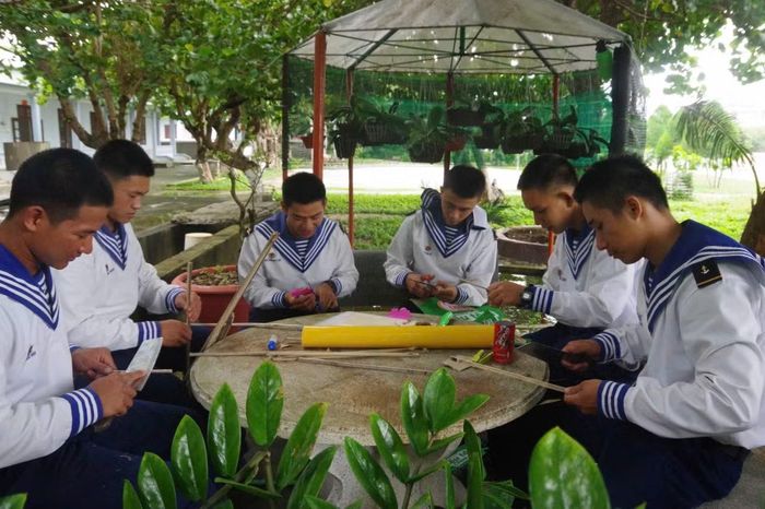Các chiến sĩ Đặc khu Trường Sa làm đèn lồng cho các cháu thiếu nhi.
