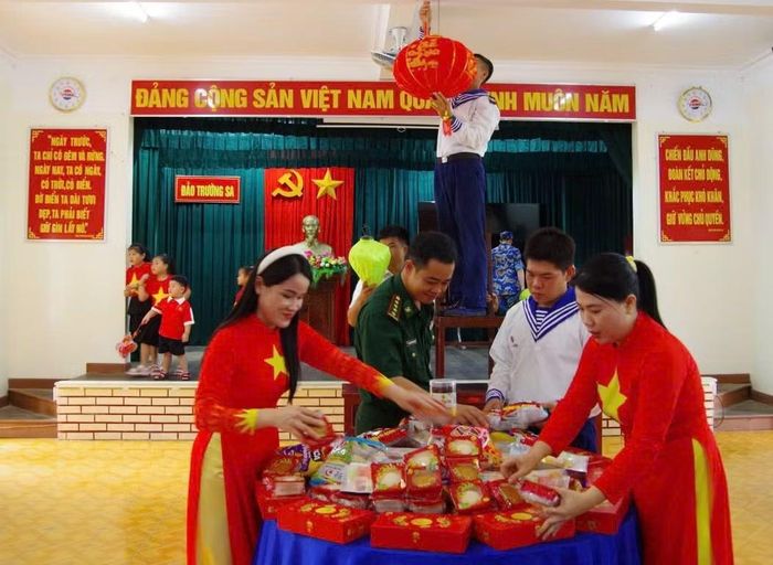 Cán bộ, chiến sĩ, người dân đảo Trường Sa chuẩn bị quà cho các cháu thiếu nhi trên đảo.