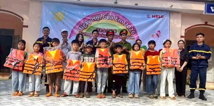 Công an xã Quảng Tân phối hợp tuyên truyền phòng, chống đuối nước và trao tặng áo phao cho học sinh có hoàn cảnh khó khăn.
