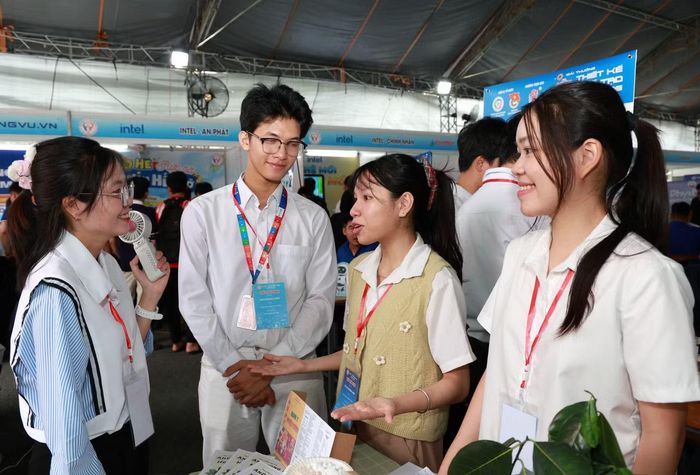 Nhóm sinh viên thực hiện công trình nghiên cứu về thực phẩm bổ sung giúp bồi bổ sức khỏe bằng các dược liệu.