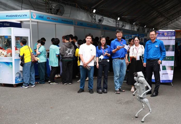 Trong khuôn khổ liên hoan, các bạn học sinh sinh viên được trải nghiệm, giao lưu xoay quanh các mô hình sáng tạo, KHCN. Ảnh: Ngô Tùng