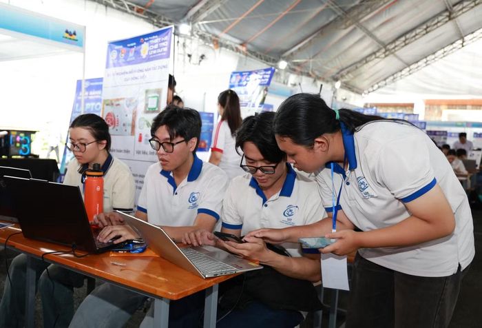 Các bạn sinh viên tham gia các sân chơi, hội thi KHCN tại liên hoan.