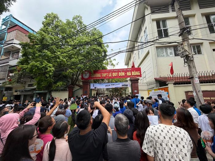 Phụ huynh chờ con sau khi kết thúc môn thi