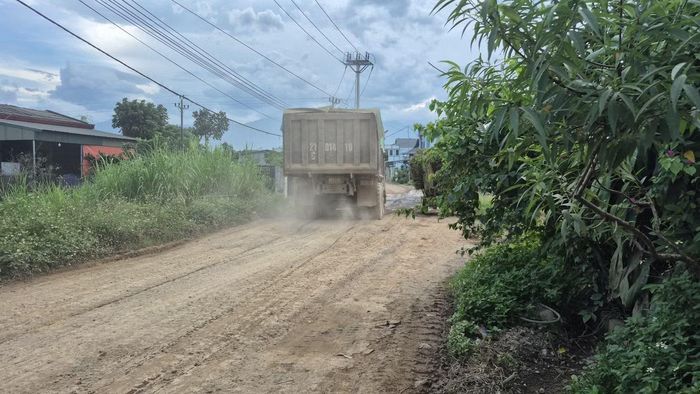 Đại diện Đội Cảnh sát giao thông đường bộ số 4, Phòng Cảnh sát giao thông Công an tỉnh Lào Cai cho biết, đang có tình trạng nhiều xe trọng tải lớn lưu thông trên đường dân sinh. Thời gian tới, đơn vị sẽ tăng cường kiểm tra, xử lý các trường hợp vi phạm tải trọng và vi phạm quy định khi tham gia giao thông. Còn theo ông Đinh Văn Trường, Chủ tịch UBND phường Trung Tâm, địa phương đã tiếp nhận thông tin phản ánh và sẽ phối hợp xác minh, kiểm tra, xử lý theo quy định.