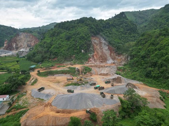  Theo đại diện các mỏ đá, tuyến đường dẫn lên khu vực sản xuất, kéo dài đến tuyến đường nối qua tổ dân phố 15, được hai đơn vị chung tay sửa chữa, mở rộng. Đại diện các đơn vị cho biết sẽ trang bị thêm xe phun nước rửa đường, kiểm tra, xác minh các trường hợp hộ dân bị ảnh hưởng để có hướng khắc phục. Bên cạnh đó, tuyến đường tránh qua tổ dân phố 15 và dự án nâng cấp đoạn đường qua tổ dân phố Chanh đang được triển khai xây dựng, phục vụ nhu cầu đi lại, vận chuyển trong thời gian tới. 