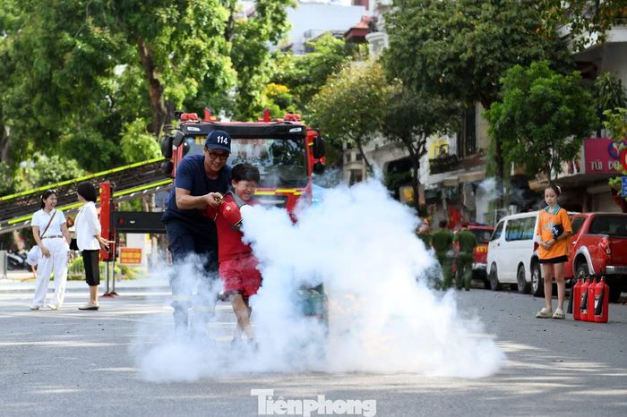 Giữa không gian sôi động bên Hồ Hoàn Kiếm, những chiếc xe đặc chủng, bộ trang phục chữa cháy và các thiết bị công nghệ hiện đại không chỉ mang đến trải nghiệm mới lạ mà còn giúp nhiều bạn trẻ hiểu hơn về sự vất vả, trách nhiệm của lực lượng Công an nhân dân trong việc bảo vệ cuộc sống bình yên của người dân.