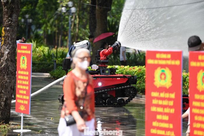 Bên cạnh khu vực cứu hỏa, những chiếc xe tuần tra đặc chủng của lực lượng Cảnh sát giao thông cũng trở thành điểm thu hút đông đảo người tham gia. Nhiều học sinh thích thú khi được ngồi trong cabin, tìm hiểu hệ thống điều khiển và các thiết bị hỗ trợ thực thi nhiệm vụ.
