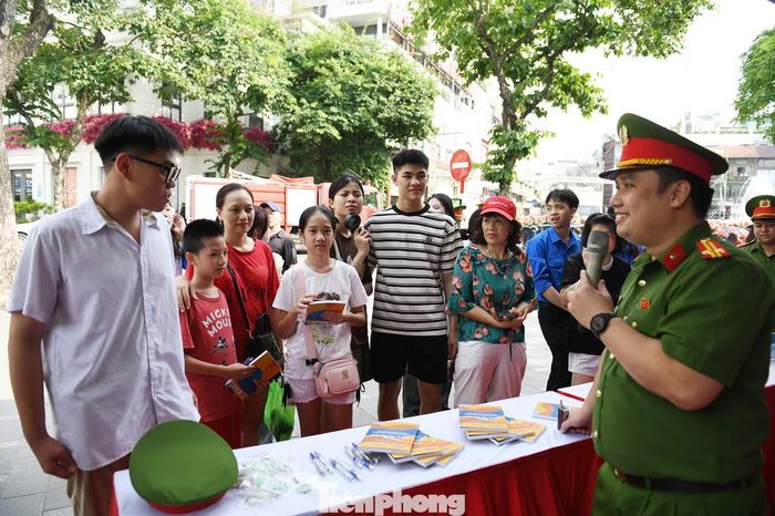 Theo ban tổ chức, toàn bộ không gian sự kiện được chia thành 6 trạm tương tác, tái hiện sinh động nhiều lĩnh vực công tác của lực lượng Công an nhân dân. Người tham gia không chỉ được quan sát mà còn trực tiếp thực hành, trao đổi với cán bộ, chiến sĩ tại từng khu vực.