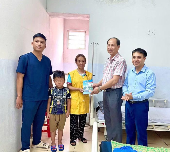 Thăm hỏi, động viên gia đình bé trai sau tai nạn đuối nước.