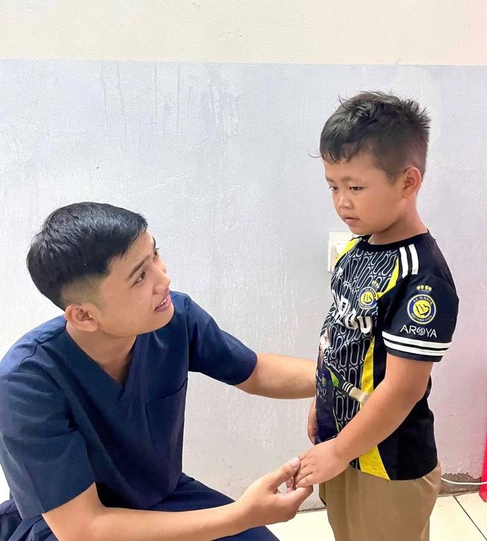 Bé trai được nam sinh Nguyễn Xuân Linh cứu sống hiện sức khỏe đã ổn định.