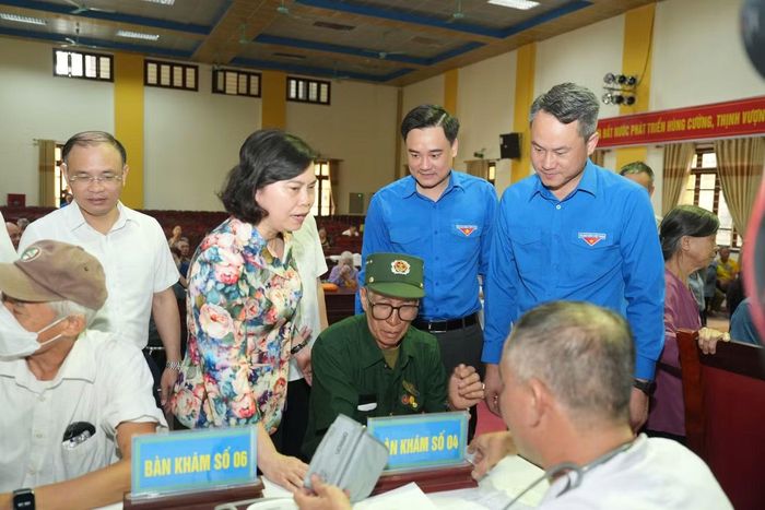 Khám sức khỏe miễn phí cho người dân.