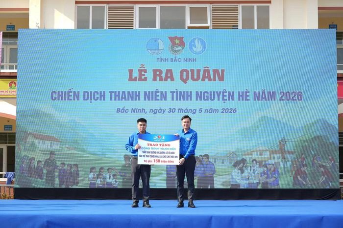Tặng 2 sân chơi thiếu nhi, công trình đường cờ Tổ quốc và “Thắp sáng đường quê”.