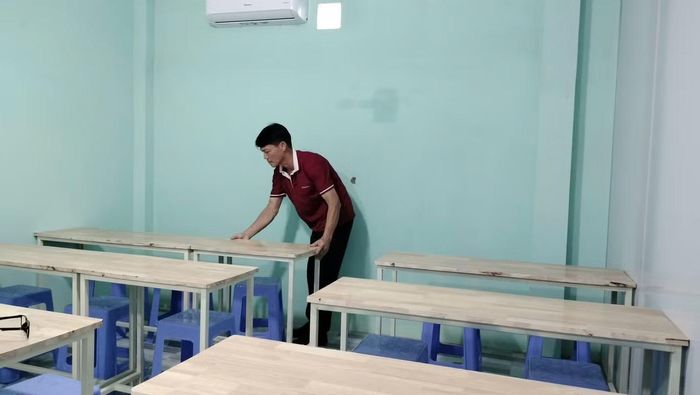Thầy Tâm tự tay hàn bàn học chuẩn bị cho Trung tâm Bồi dưỡng Văn hóa do con trai ông thành lập.