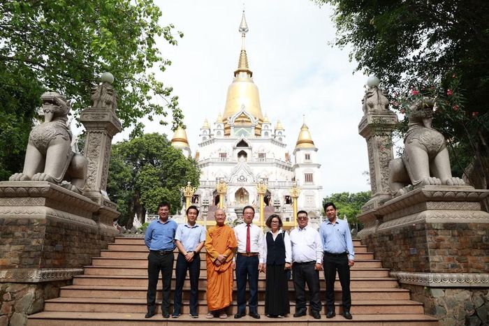 Đoàn công tác chụp ảnh lưu niệm cùng Trưởng lão Hòa thượng Viên Minh tại chùa Bửu Long. Ảnh: Ngô Tùng
