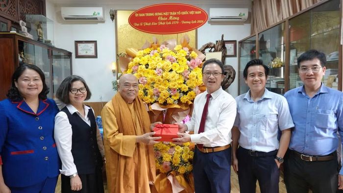 Đoàn công tác đến thăm Hòa thượng Thích Giác Toàn - Phó Chủ tịch Hội đồng Trị sự GHPG Việt Nam, Viện trưởng Viện Nghiên cứu Phật học Việt Nam.