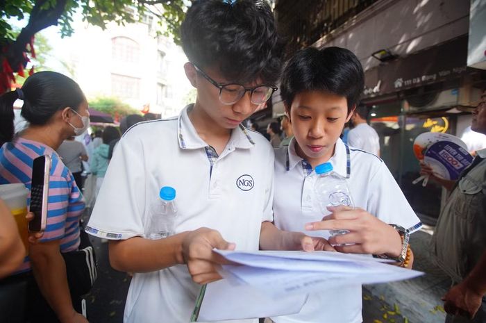 "Em làm bài thi cũng tốt, em thấy đề vừa sức, vừa đủ với những gì em đã ôn, học. Em tự tin được trên 9 điểm", Em Đào Minh Thành, trường THCS Newton chia sẻ.