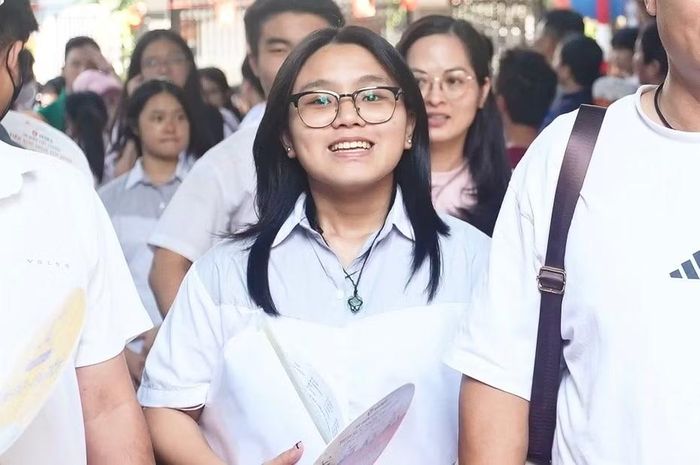 "Em thấy đề thi năm nay khó hơn đề năm ngoái kha khá. Nhiều câu em không chắc lắm, em mong sẽ được trên 9 điểm", Em Phan Hà Phương, trường THCS Chu Văn An chia sẻ.