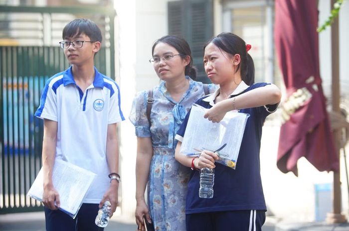 Trái ngược với cảnh rạng rỡ của thí sinh khác, một thí sinh rơi nước mắt được bạn bè, người thân động viên sau khi rời phòng thi.