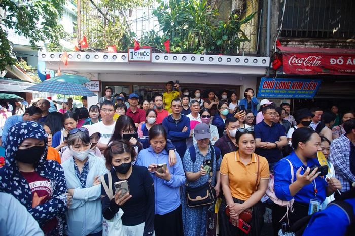 Phụ huynh đứng kín phía ngoài cổng trường tại điểm thi trường THPT Kim Liên (phường Kim Liên, Hà Nội) chờ thí sinh.