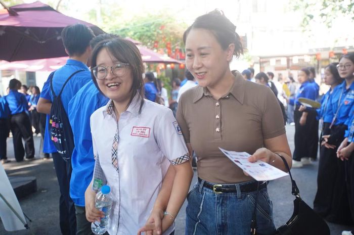 "Đề năm nay khá khó, em làm bài ở mức ổn. Em nghĩ mình được 9,25 điểm, thấp hơn kỳ vọng của em", Em Hà Vi, trường THCS Bế Văn Đàn cho biết.