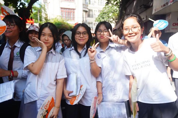 Nhóm học sinh trường THCS Chu Văn An niềm nở, vui vẻ.