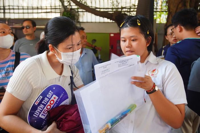 Bài thi môn Ngoại ngữ thi theo hình thức trắc nghiệm khách quan, thời gian làm bài 60 phút; có nhiều mã đề thi trong một phòng thi; Phiếu trả lời trắc nghiệm của thí sinh được chấm trên phần mềm máy tính... Đề thi gồm các câu hỏi phù hợp yêu cầu cần đạt của môn học và mục tiêu cấp trung học cơ sở thuộc Chương trình giáo dục phổ thông 2018, chủ yếu nằm trong chương trình lớp 9 trung học cơ sở.