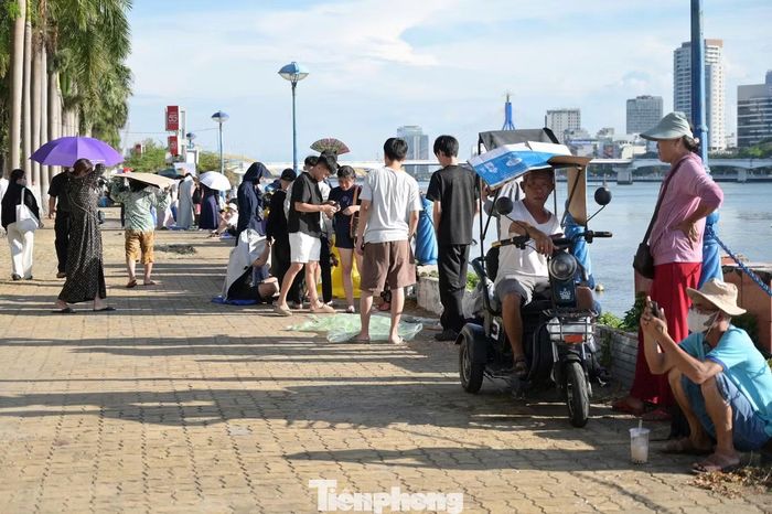 Đêm khai mạc DIFF 2026 được kỳ vọng sẽ mang đến những màn trình diễn pháo hoa đặc sắc khi đội chủ nhà Việt Nam đối đầu với đội Trung Quốc, một trong những đội được đánh giá cao về kỹ thuật và hiệu ứng trình diễn. Ngay từ đầu giờ chiều, sức nóng của lễ hội đã lan tỏa khắp khu vực trung tâm Đà Nẵng, báo hiệu một đêm pháo hoa hứa hẹn bùng nổ bên dòng sông Hàn.