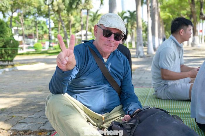 Không chỉ người dân, du khách nước ngoài cũng tranh thủ đến từ sớm để chọn vị trí thuận lợi theo dõi đêm pháo hoa.