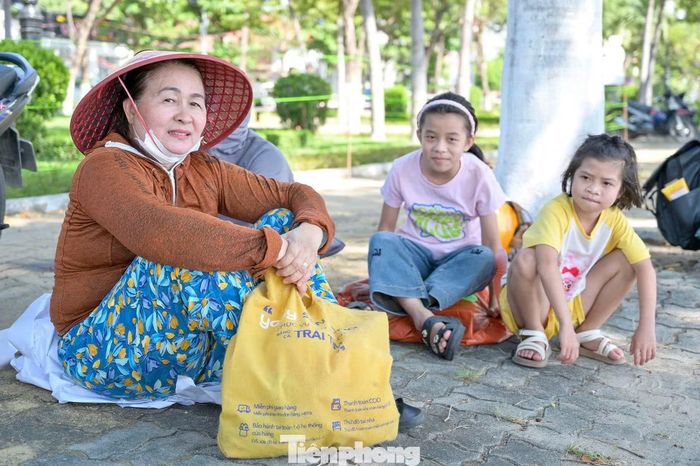 Bà Nguyễn Thị Hường (trú phường Hòa Khánh) cho biết gia đình bà có mặt tại khu vực bờ sông từ rất sớm để chọn vị trí thuận lợi xem pháo hoa. “Khoảng 15h tôi đã ra đây giữ chỗ. Những năm trước gia đình chỉ đứng ở xa nên tầm nhìn không được đẹp. Năm nay quyết định đi sớm để có vị trí thuận lợi hơn, xem đêm khai mạc cho trọn vẹn”, bà Hường chia sẻ.