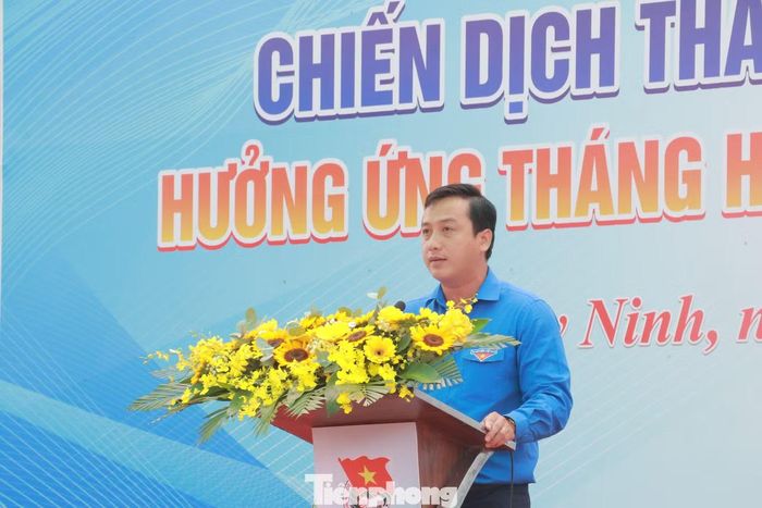 Anh Trần Hải Phú - Bí thư Tỉnh Đoàn Tây Ninh phát biểu tại lễ ra quân.