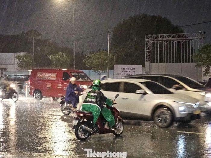 Mưa như trút nước tối cuối tuần tại TPHCM. Ảnh: Ngô Tùng