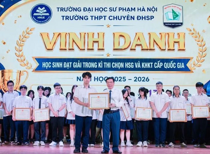 Đặng Hoàng Lâm nhận khen thưởng của nhà trường. Ảnh: NVCC