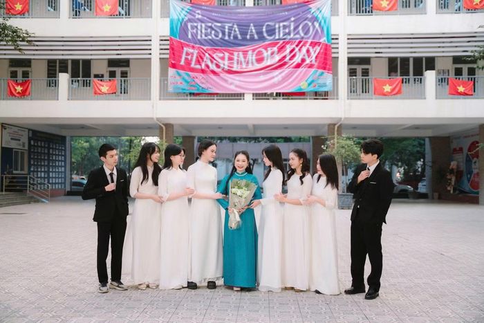 Đặng Hoàng Lâm cùng các bạn trưởng thành từ mái trường THPT chuyên ĐH Sư phạm. Ảnh: NVCC
