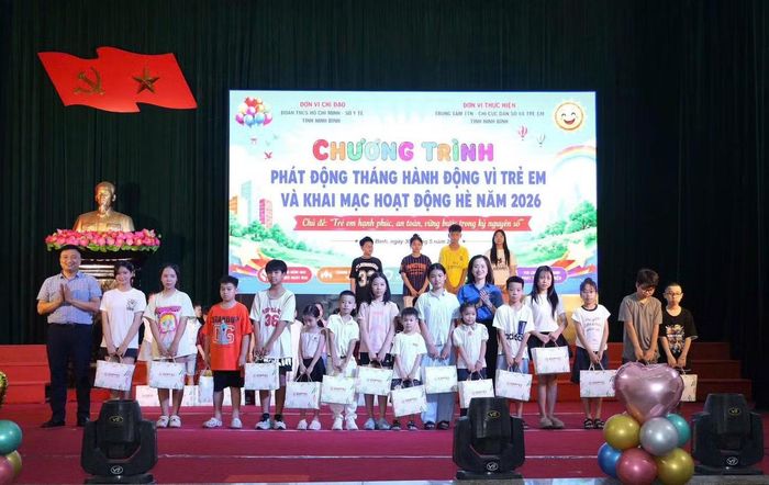Nhiều phần quà được trao tặng trong chương trình. Ảnh: TĐNB