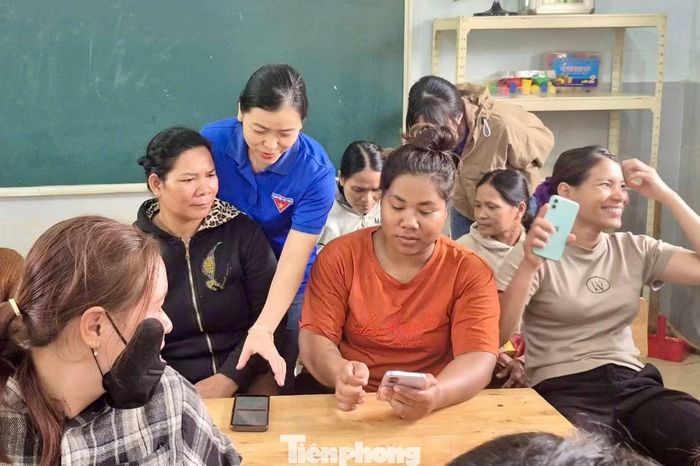 Thành viên Tổ công nghệ số cộng đồng xã Đạ Tẻh 2 "cầm tay chỉ app", hỗ trợ người dân sử dụng VNeID, dịch vụ công trực tuyến và các tiện ích số.